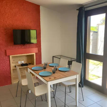 Joli Rouge Au Bord Du Saint-Rémy-sur-Durolle