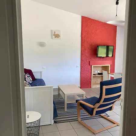 Joli Rouge Au Bord Du *