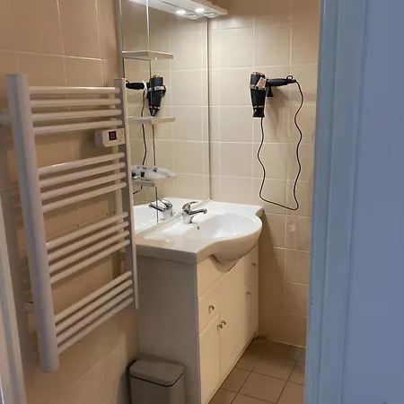 Joli Rouge Au Bord Du Saint-Rémy-sur-Durolle